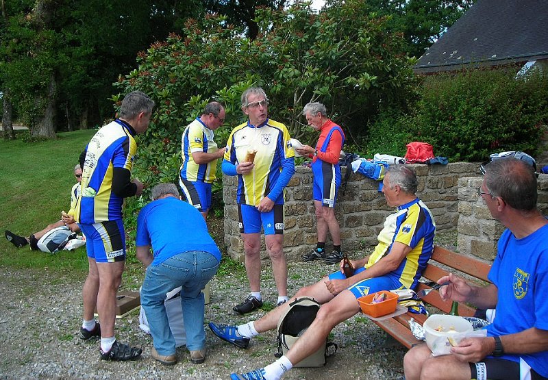 2011-06-16 22 Glomel - On se refait une sante.JPG